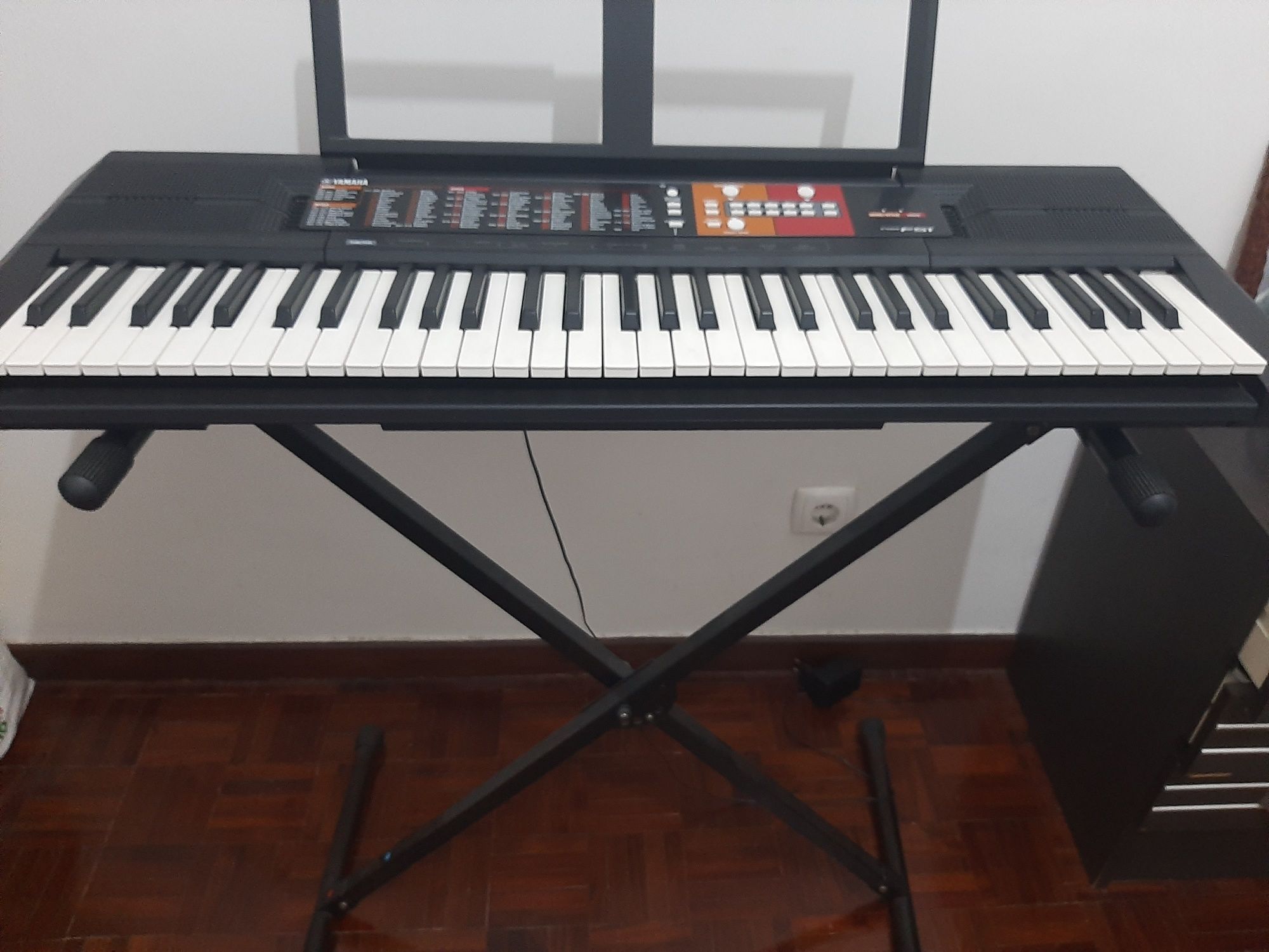 Piano yamaha f51
