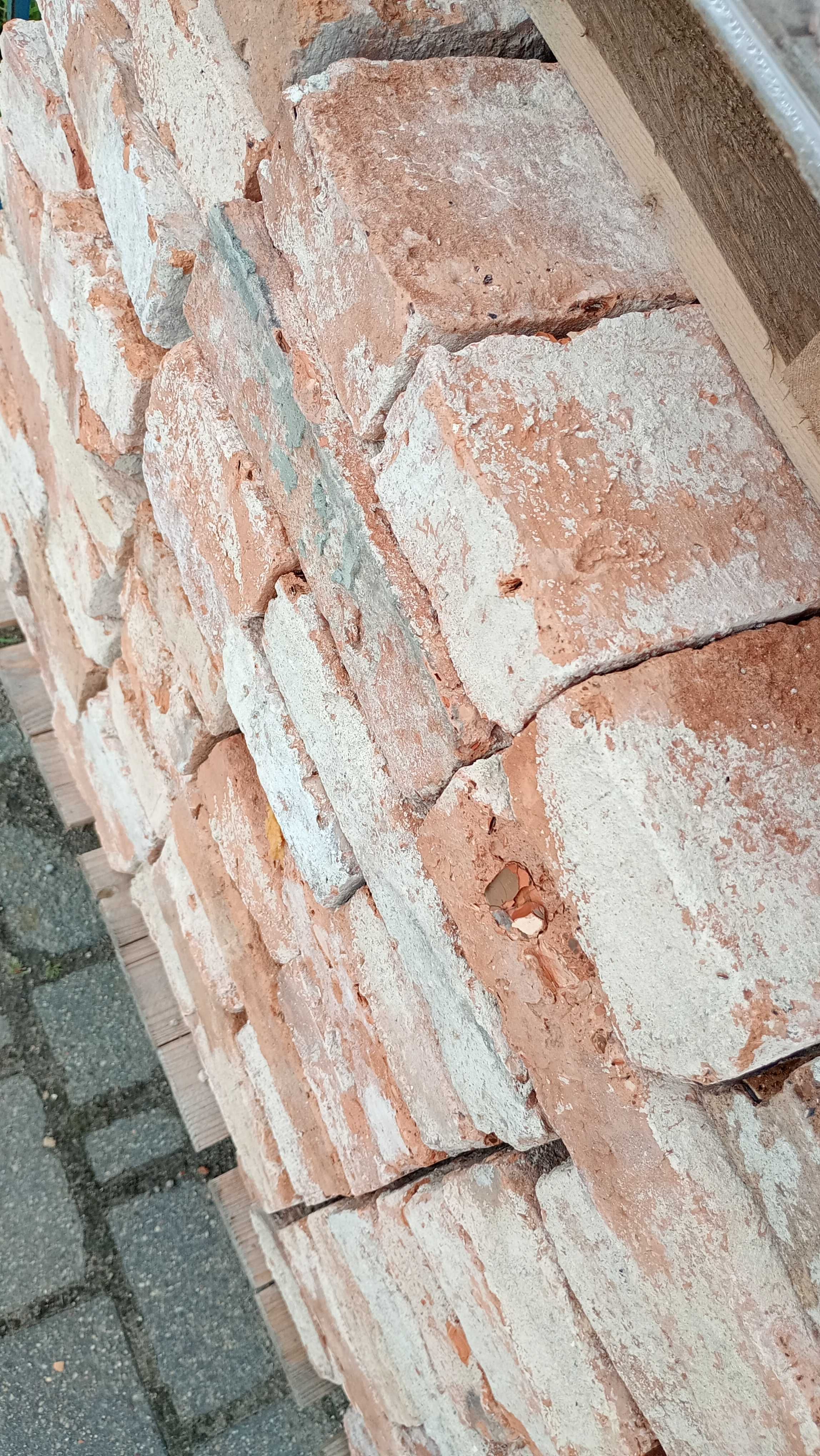 Stara cegła z rozbiórki