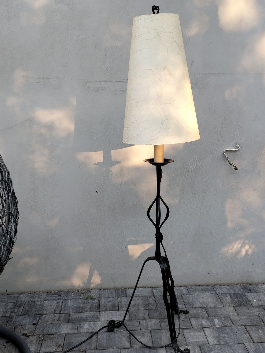 Lampa stojąca na trójnogu
