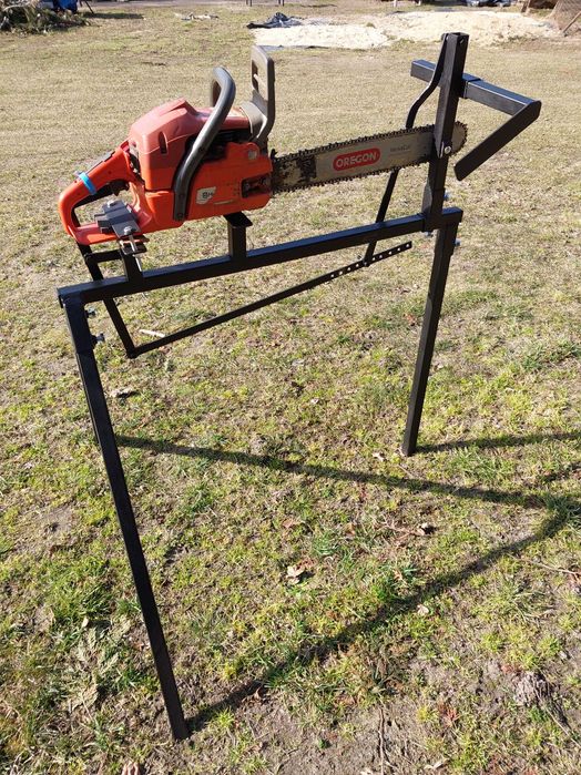 Stojak do samodzielnego cięcia drewna piłą spalinową pilarką