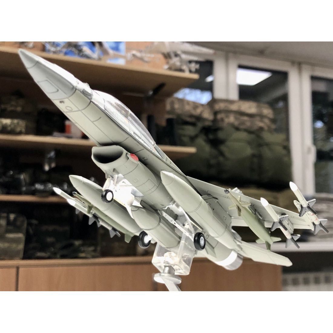 Металева модель літака винищувача F16D у масштабі 1:72