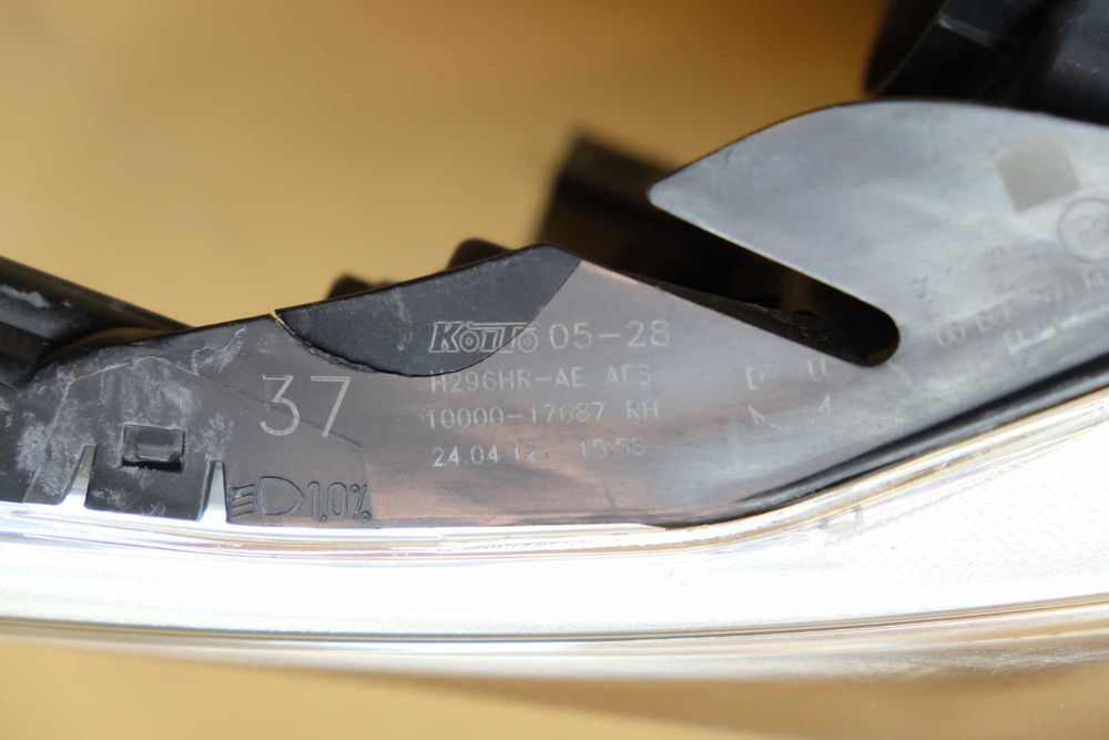 Lampa prawy przód Toyota Avensis III T27 Lift