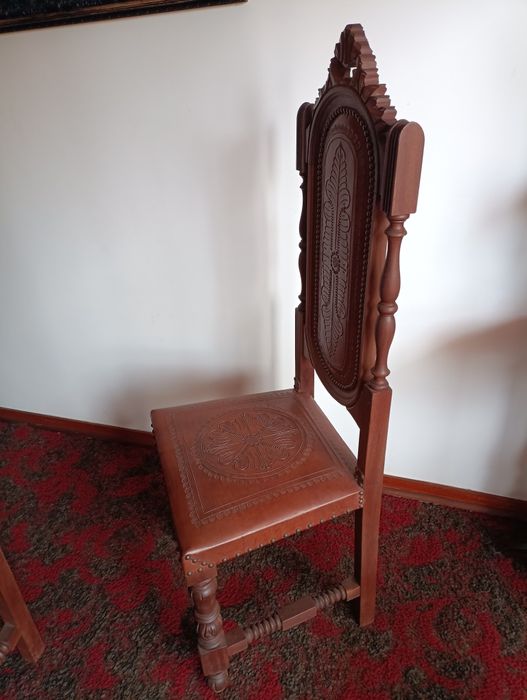 8 Cadeira em madeira e couro trabalhado