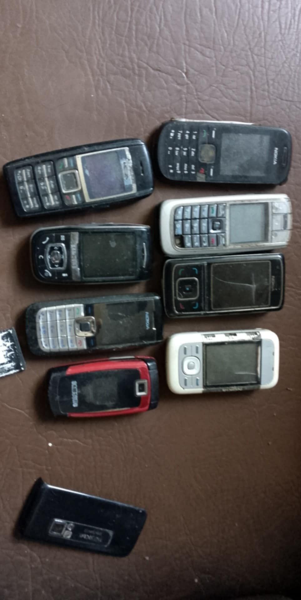 Kilka telefonów starych i nowszych