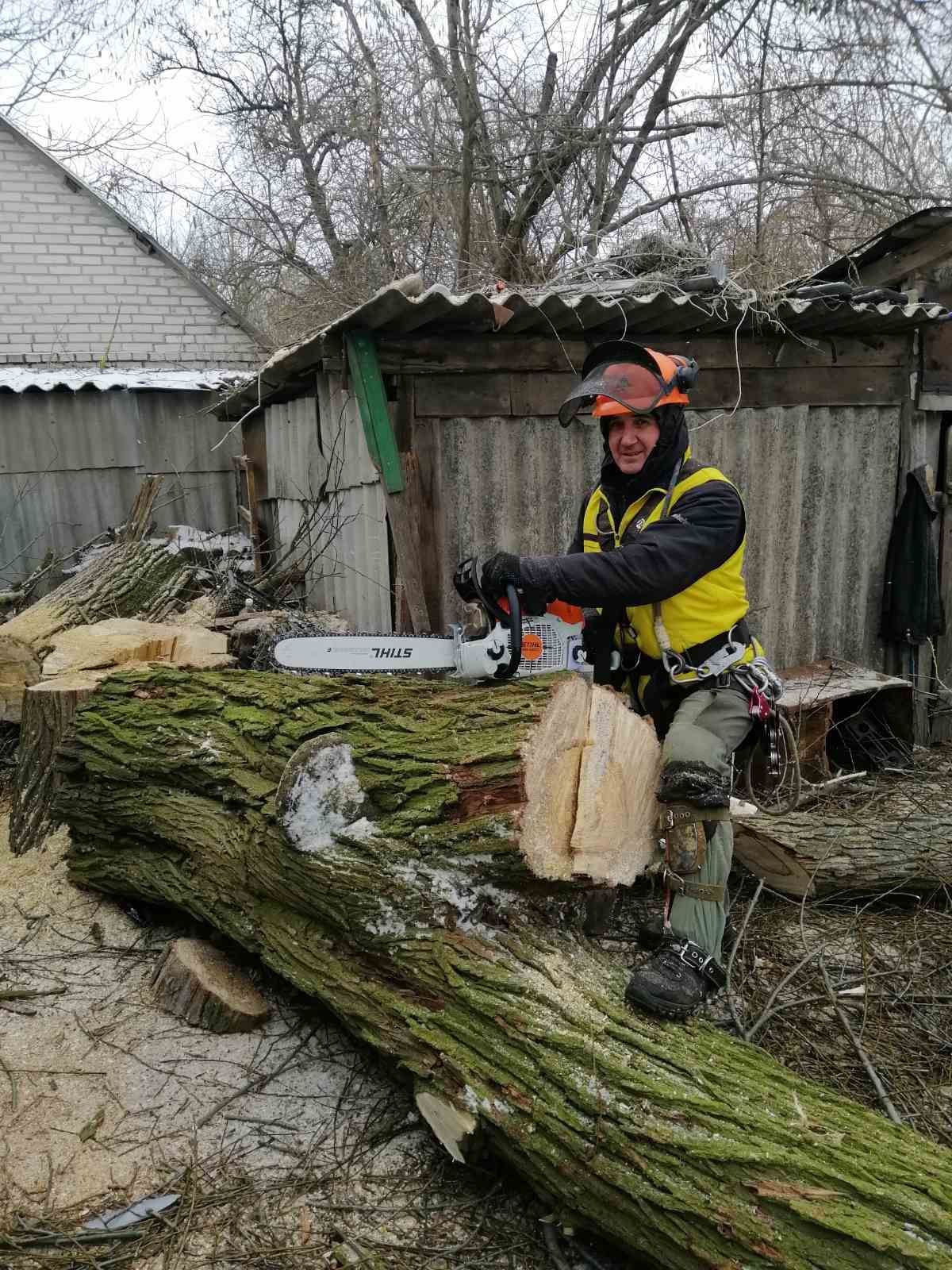 Зрізання аварійних дерев.Покос трави .Порізка на дров.