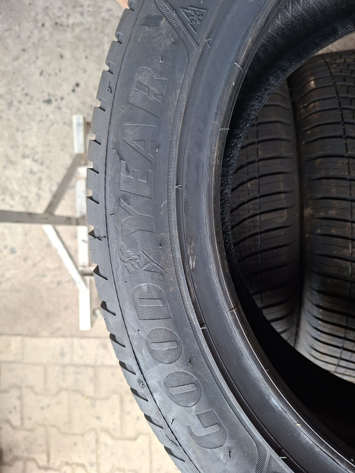 Opony Wielosezonowe 245/45R17 Goodyear Vector 245/45/17 Całoroczne