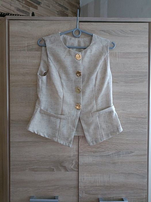 Beżowa kamizelka ze złotymi guzikami