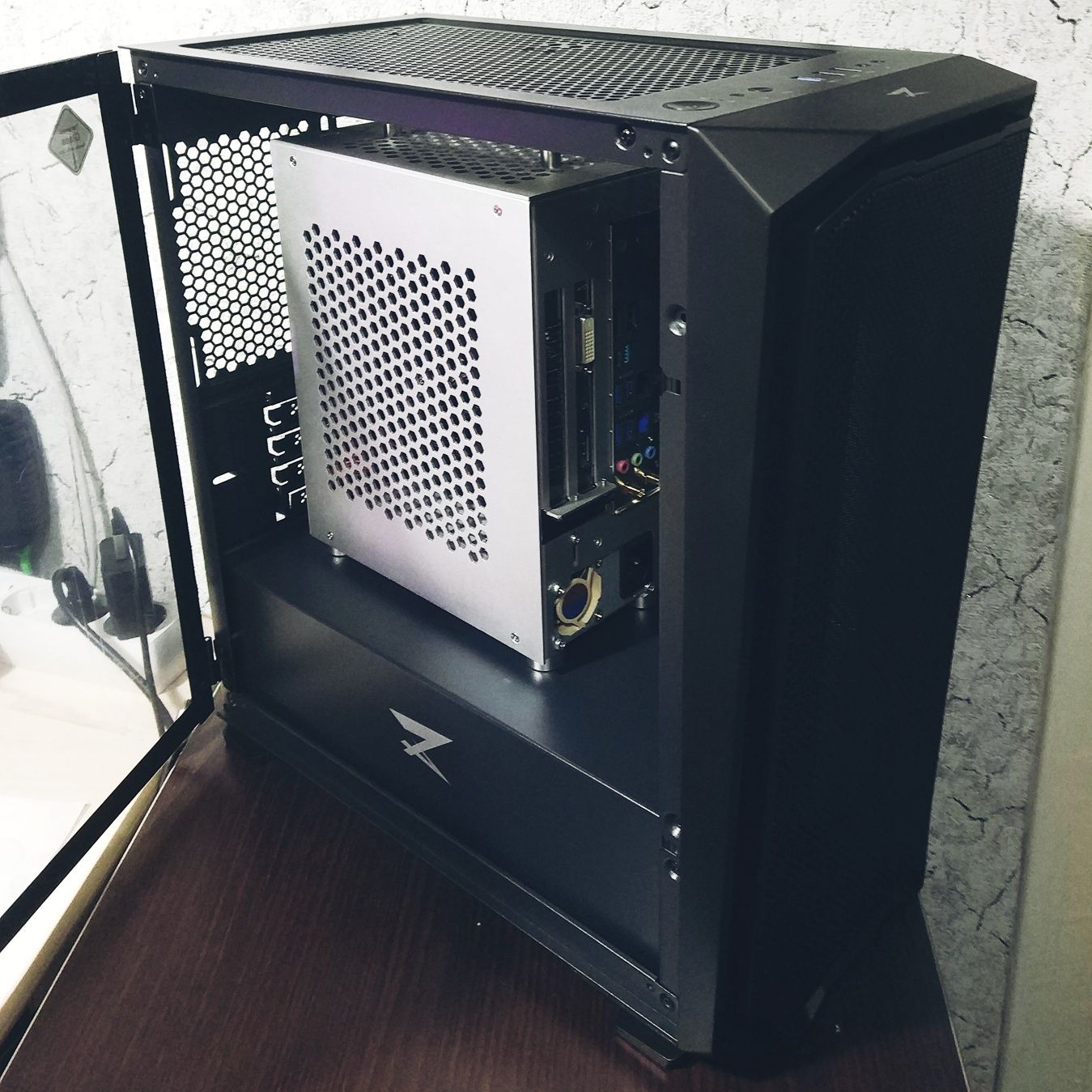 Ігровий міні-ПК (Ryzen 7 1700/32gb/GTX 1070/1TB ssd)