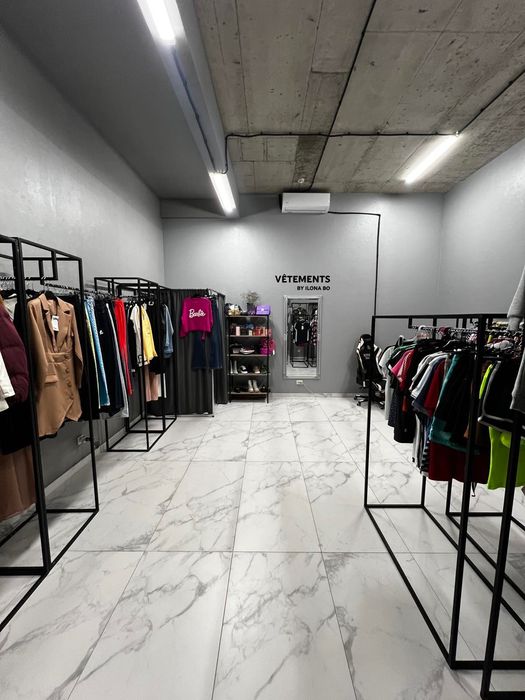 Стелажі ,дзеркало ,вішачки для одягу ,примірочна,одяг під реалізацію