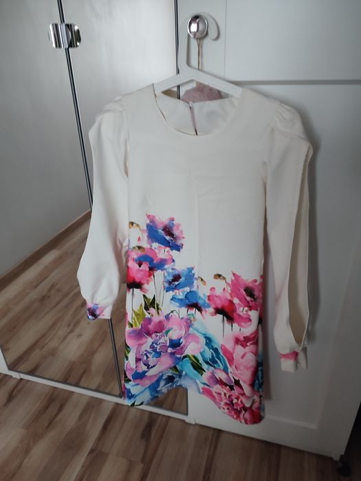 Sukienka z rozciętymi rękawami roz. 34