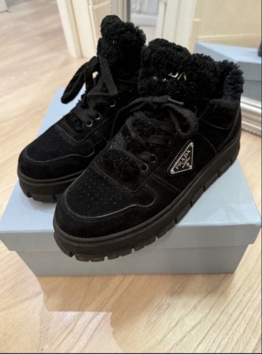 Кросівки Prada з овчиною