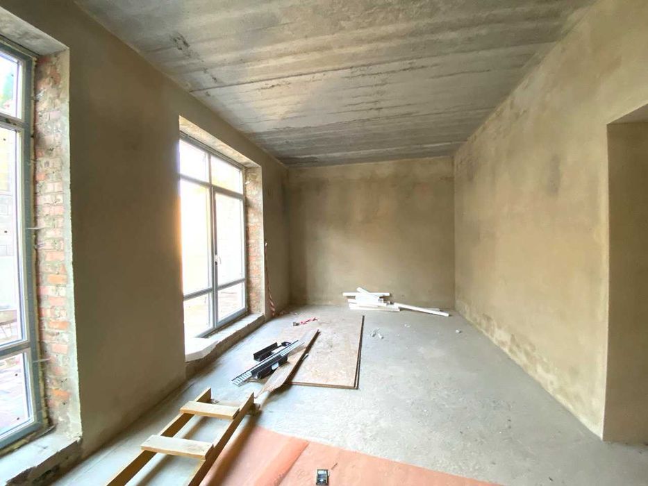 Котедж з міськими комунікаціями та гаражем в районі Райського саду