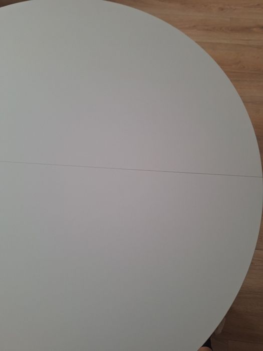 Biały rozkładany stół