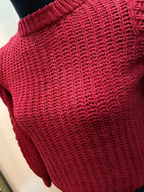 Czerwony sweterek w rozmiarze S.
