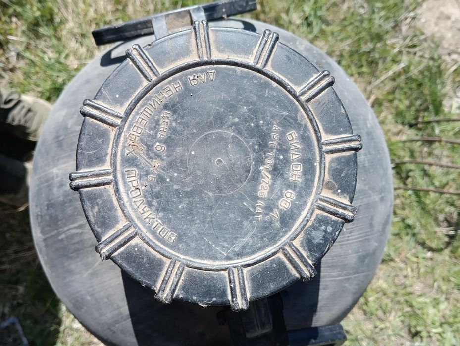 Канистры под бензин 100л.