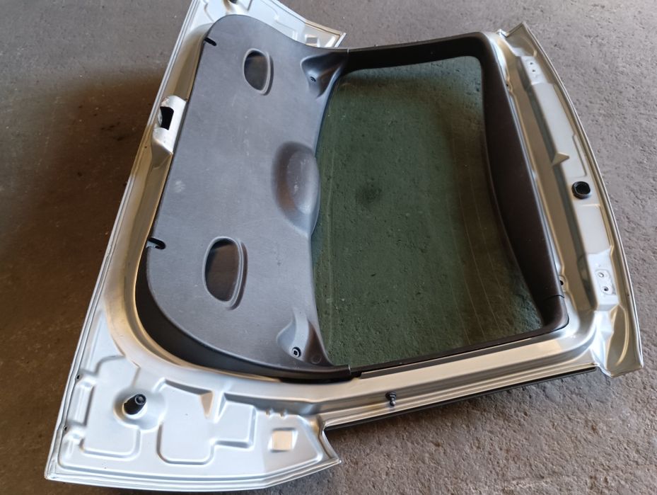 Tampa da mala Ford Focus do ano 2002