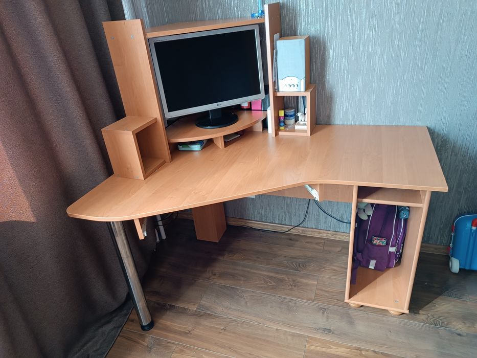 Стіл комп'ютерний кутовий