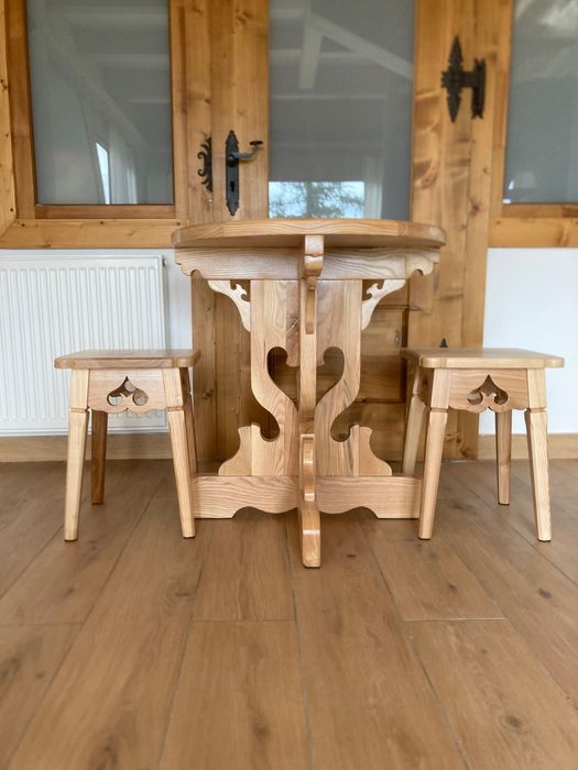 Stolik jesionowy okrągły + dwa taborety