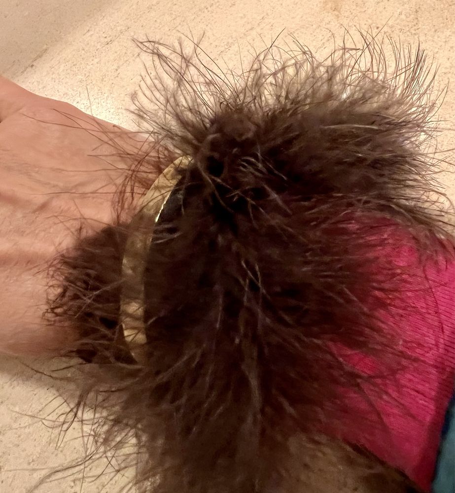 Pulseiras em pêlo castanho da Mango