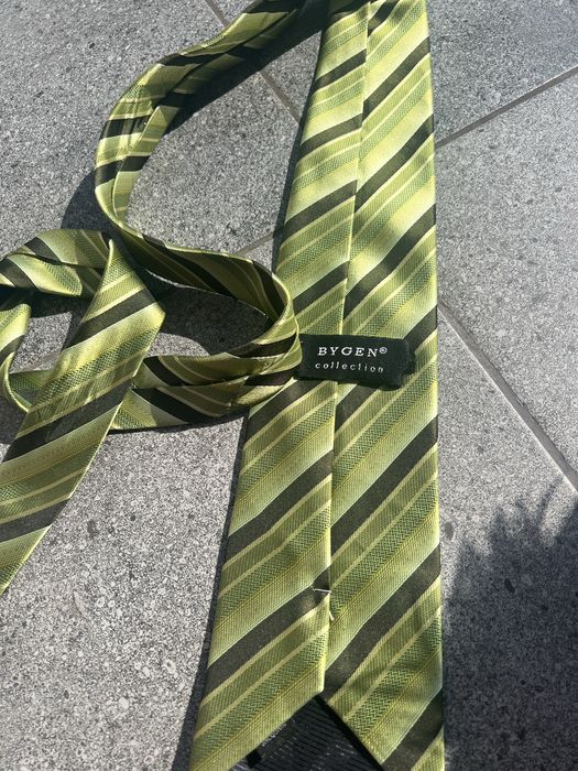 Zielony krawat w paski Bygen collection