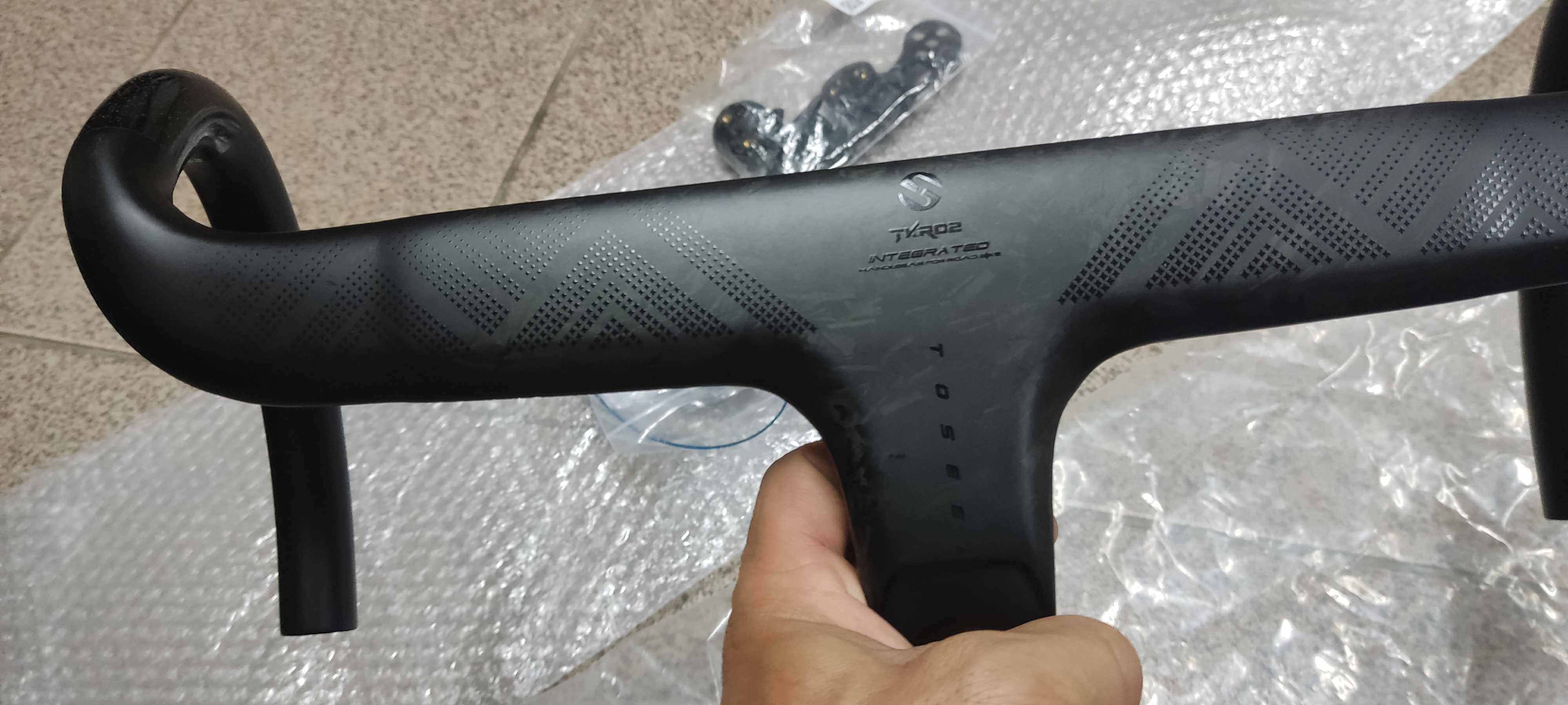 Guiador estrada integrado carbono (cockpit)