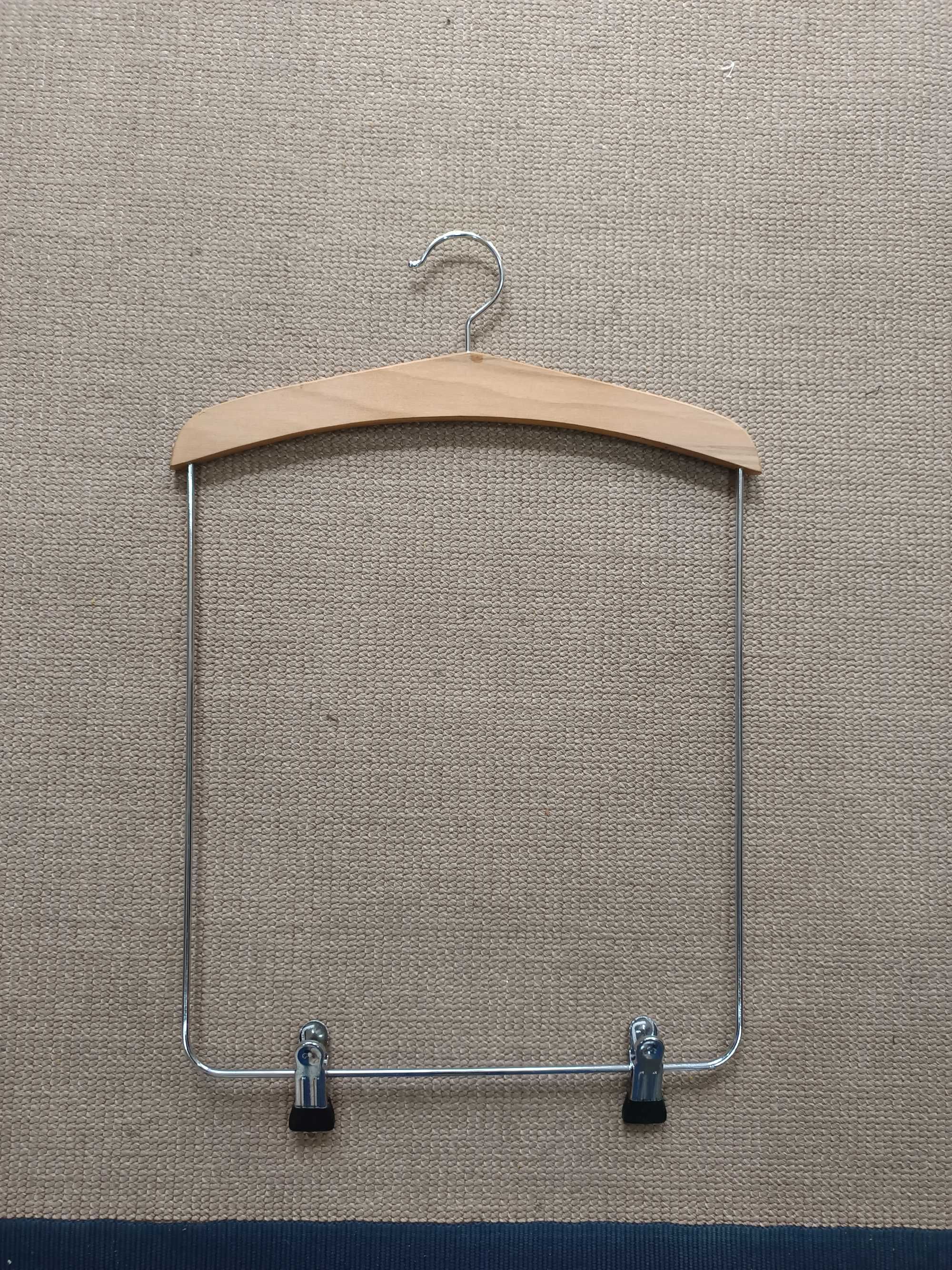 Cabides para roupa de criança