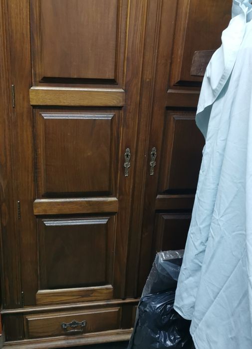 Armário roupeiro em madeira maciça