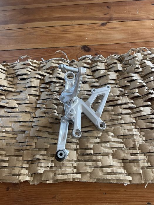 Set podnóżek prawy Aprilia RSV4