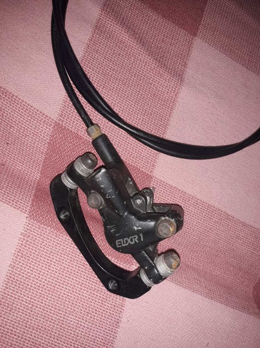 Zacisk hamulcowy przedni komplet