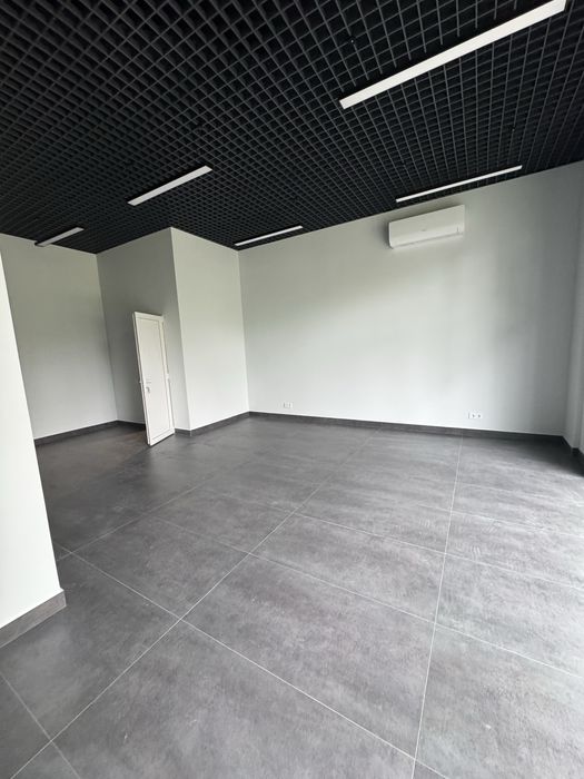 Здається в оренду фасадне приміщення 40 м2/ біля центра