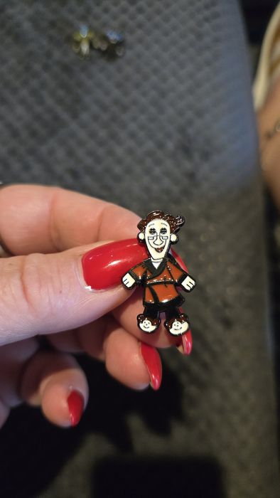 Przypinka pan w pizamie.