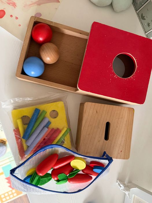 Vários brinquedos de madeira Montessori