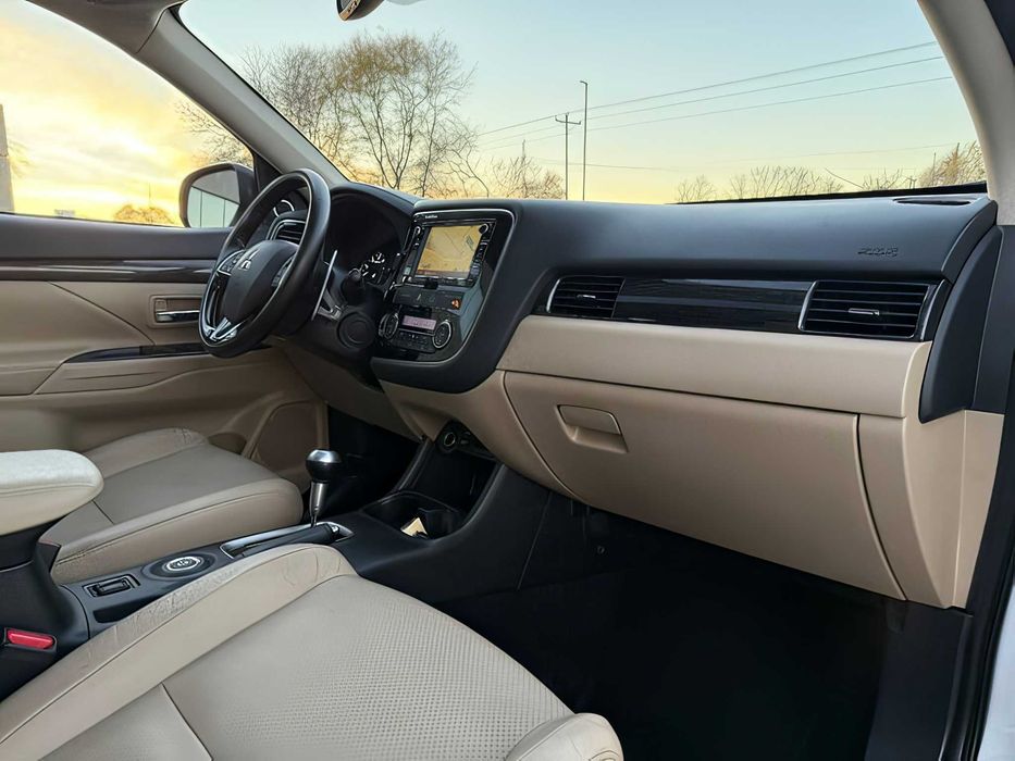 Mitsubishi Outlander      2016