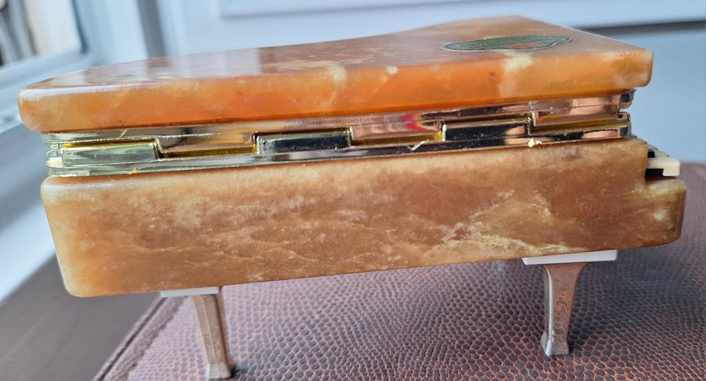 Guarda jóias em alabastro em forma de piano de cauda com teclado