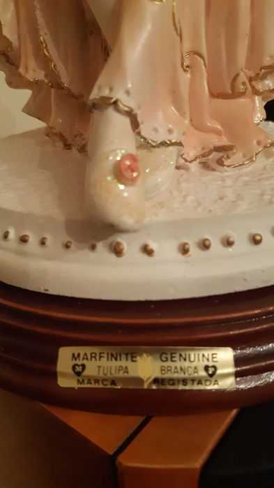 estátua em marfinite mãe rica