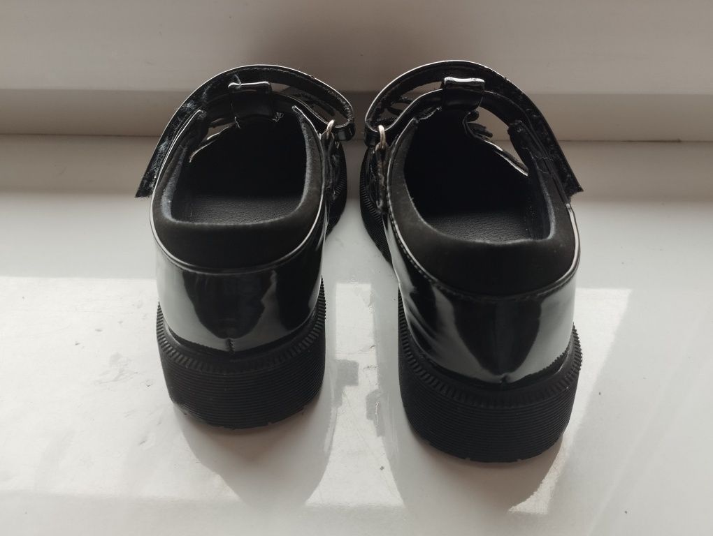 Buty dziewczęce czarne lakierowane półbuty 30
