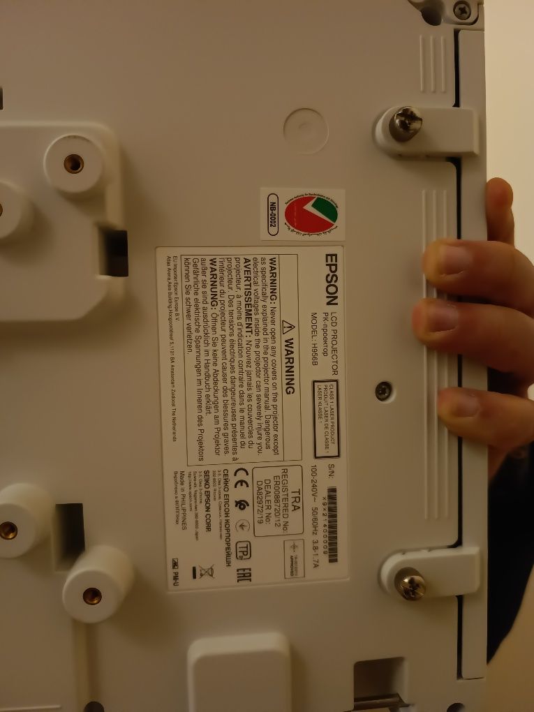 Laserowy rzutnik z głośnikami i ekranem