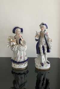 Par de figuras romanticas em porcelana europeia