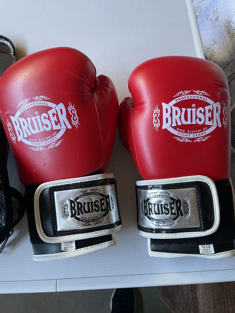 Luvas de kickboxing praticamente novas com oferta de caneleiras