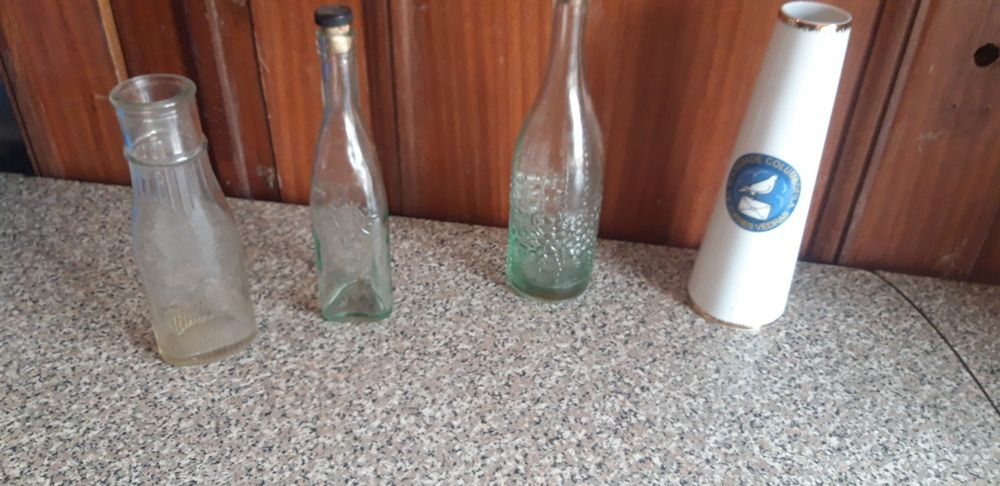 Conjunto de 3 Garrafas e 2 Jarras Antigas Decorativas