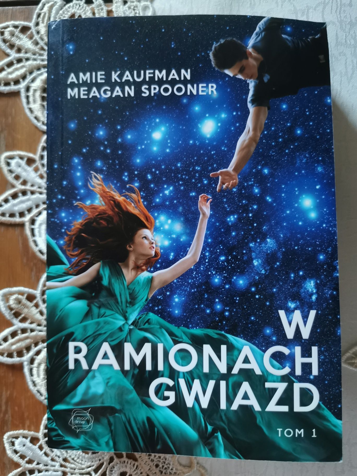"W ramionach gwiazd" Amie Kaufman, Megan Spooner