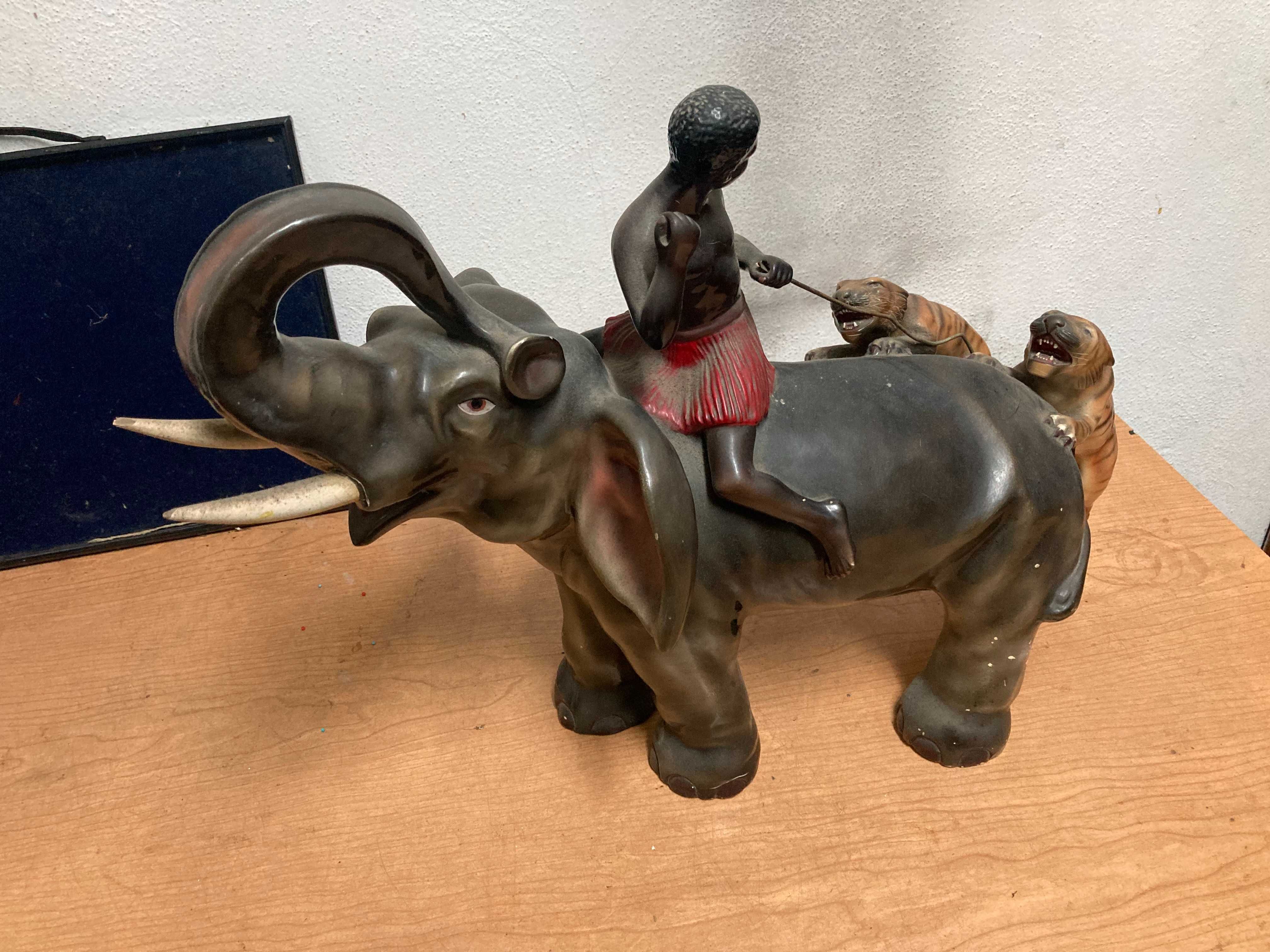Estátua de Elefante com Índio e Leões - Porcelana