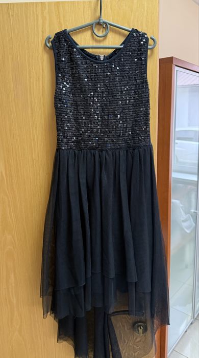 Черное платье с пайетками для девочки House 146 см.