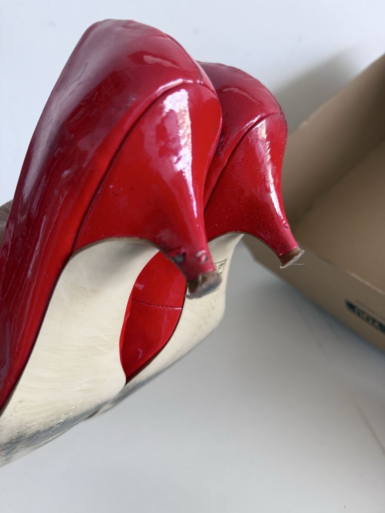 Sapatos em verniz vermelhos