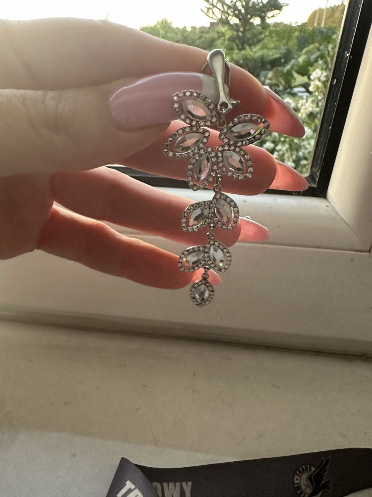 Eleganckie srebrne kolczyki w kształcie liści Swarovski