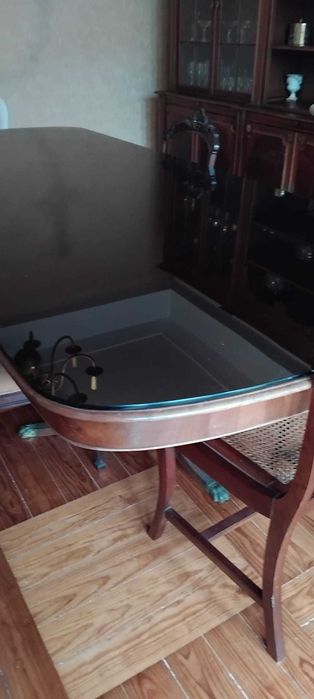 Mesa de Sala de Jantar com tampo de vidro