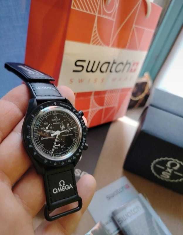 Omega Swatch Snoopy SO33B700 Moonphase