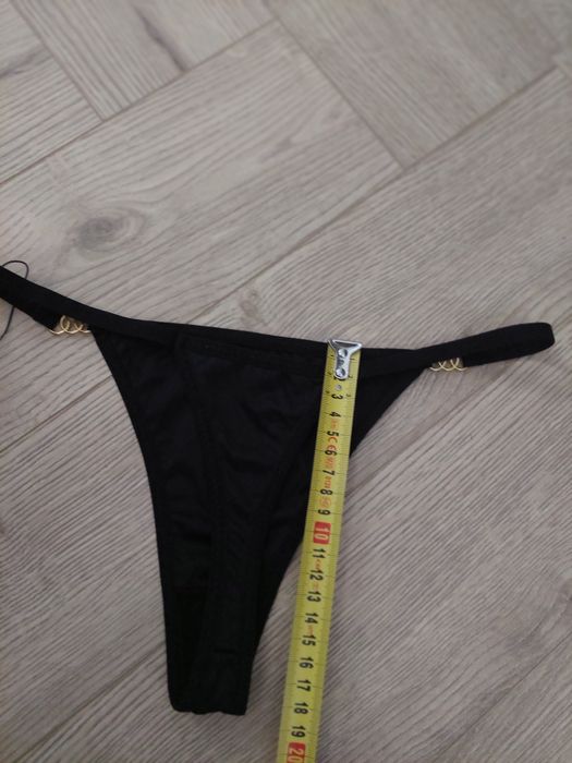 Czarne stringi z logo ferrari