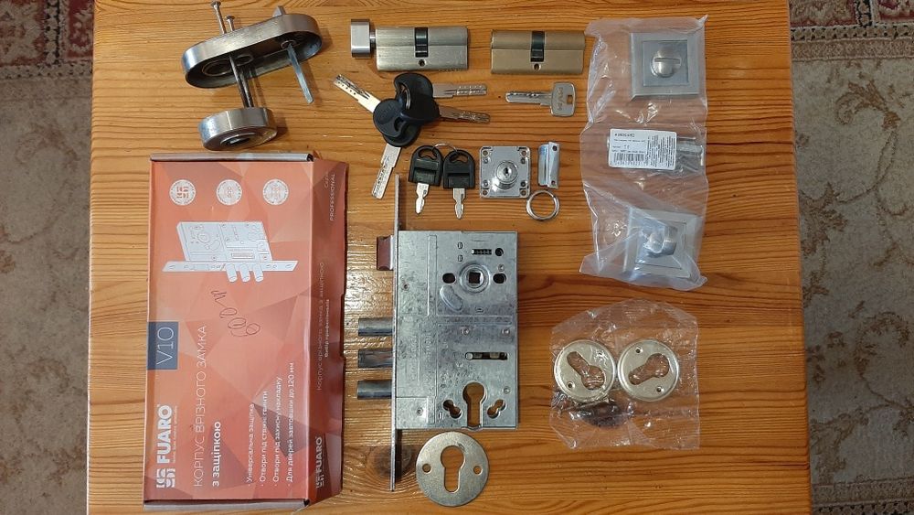 Замок дверной врезной,цилиндры замка,накладки цилиндра,ручки дверные.