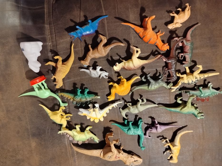 zestaw 23 dinozaurów plus dwa gratis
